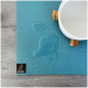 Eine blaue Haustiermatte mit Wassertropfen, mit einer weißen Haustierschüssel auf Holzbeinen und einem Sanozoo-Logo in der unteren linken Ecke.