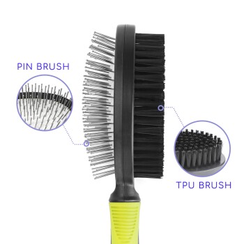Eine doppelseitige Haustierbürste mit einer Stiftbürste auf der einen Seite und einer TPU-Bürste auf der anderen, mit einem gelben ergonomischen Griff.