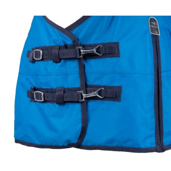 Blaues Pferdedecke mit marineblauen Riemen und Schnallen, mit dem Equinate-Logo in der oberen rechten Ecke.