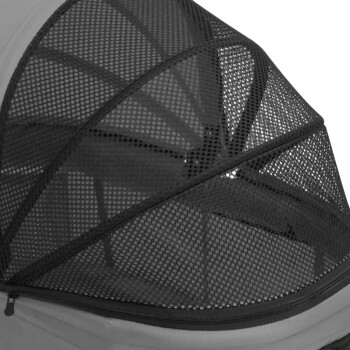 Nahaufnahme eines Haustierträgers mit einem schwarzen Netzoberteil, das Belüftung und Sichtbarkeit für die darin befindlichen Haustiere bietet.