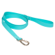 Eine leuchtend türkisfarbene Hundeleine mit einem stabilen Metallkarabiner, mit einem weichen, flexiblen Design und verstärkten Nähten.