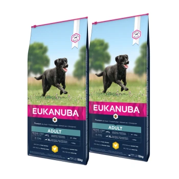 Zwei Säcke Eukanuba Hundefutter für Erwachsene, jeweils 15 kg, mit einem schwarzen Hund, der auf Gras läuft, mit Produktdetails und Nährwertinformationen.