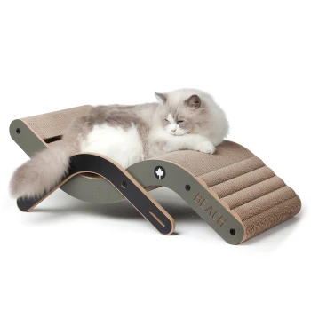 Design-Kratzmöbel Beach Chair grau Eine flauschige weiß-graue Katze entspannt sich auf einem stilvollen, geschwungenen Kratzbaum mit der Bezeichnung "BEACH", mit strukturierten Oberflächen zum Kratzen.