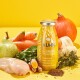 Eine SmoothieDog-Hühnchen-Snackflasche mit frischem Huhn, Karotten, Birne, Kürbis und Kräutern auf einem gelben Hintergrund.