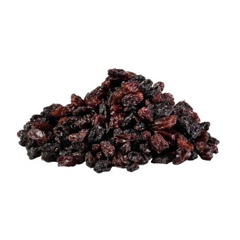 Ein Haufen dunkler, getrockneter Cranberries auf einem weißen Hintergrund, der ihre faltige Textur und reiche Farbe zeigt.