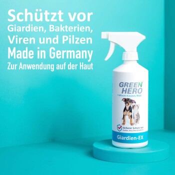 Sprühflasche mit der Aufschrift 'GREEN HERO Giardien-EX', die zum Schutz gegen Giardia, Bakterien, Viren und Pilze entwickelt wurde, hergestellt in Deutschland.