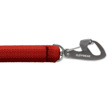 Rote Hundeleine mit einem stabilen Metallclip, mit dem Markennamen 'RUFFWEAR' und der Modellnummer 'P0121', die auf den Clip eingraviert ist.
