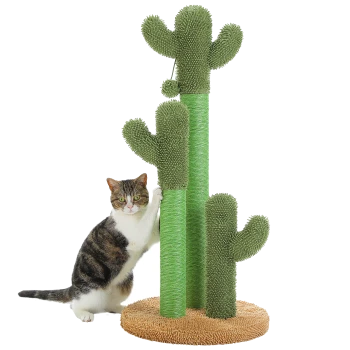 Katze kratzt an einem grünen kaktusförmigen Kratzbaum mit beiger Basis vor weißem Hintergrund.