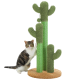 Katze kratzt an einem grünen kaktusförmigen Kratzbaum mit beiger Basis vor weißem Hintergrund.