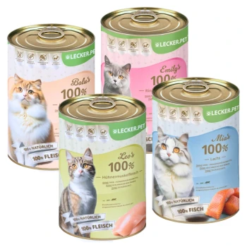Vier LECKER.PET Katzenfutterdosen: Bolu's (Huhn), Emily's (Rind), Leo's (Huhn) und Mia's (Lachs), alle beschriftet mit "100% NATÜRLICH."