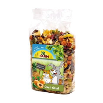 Przezroczysta torba z kolorową sałatką owocową dla zwierząt oznaczoną "JR FARM Obst-Salat" z kreskówkowym królikiem i chomikiem, podkreślająca jej witaminy.