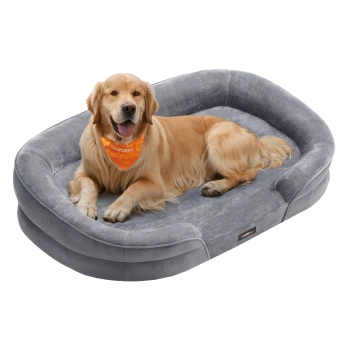 Ein Golden Retriever, der ein orangefarbenes Halstuch trägt, liegt bequem auf einem plüschigen grauen Hundebett und zeigt seine weiche Textur und gemütliches Design.