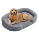 Ein Golden Retriever, der ein orangefarbenes Halstuch trägt, liegt bequem auf einem plüschigen grauen Hundebett und zeigt seine weiche Textur und gemütliches Design.