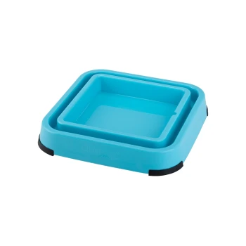Outdoor Keeper türkis Eine blaue LickiMat Keeper Fütterungsmatte für Haustiere mit einer abnehmbaren inneren Schüssel, entworfen, um Futter oder Leckerlis für Haustiere zu halten.