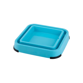 Eine blaue LickiMat Keeper Fütterungsmatte für Haustiere mit einer abnehmbaren inneren Schüssel, entworfen, um Futter oder Leckerlis für Haustiere zu halten.