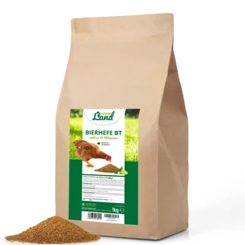 Braune Papiertüte mit 'Bierhefe BT' Hühnerfutterzusatz, reich an B-Vitaminen, mit einer Hühnergrafik und grünem Etikett, 1 kg.