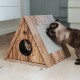 Ein dreieckiges Holz-Katzenhaus mit einer Kratzfläche, mit einer braunen Siamkatze, die kratzt, und einer getigerten Katze, die herauslugt.
