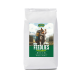 Weiße Tüte Hundefutter mit der Aufschrift "FEEDLIES Ente & Kartoffel" mit einem malerischen Hintergrund und einem Hund, der einen Rucksack trägt.
