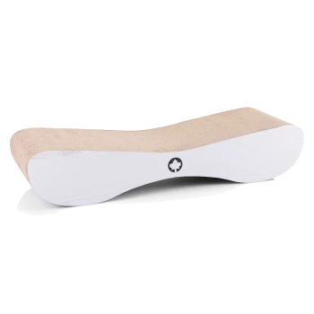 Ein gebogenes Haustierbett mit einer beige Stoffoberfläche und einem weißen Holzsockel, mit einem kleinen Logo eines Ahornblattes.