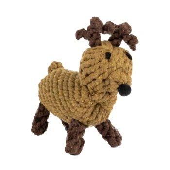 Ein niedliches, aus Seil gefertigtes Spielzeug in Form eines Hundes, mit einem braunen Körper, dunkleren braunen Beinen und Geweihen sowie schwarzen Augen und Nase.