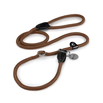 Braune geflochtene Hundeleine mit schwarzen Lederakzenten und einem Metallclip, flach auf einem weißen Hintergrund ausgelegt.