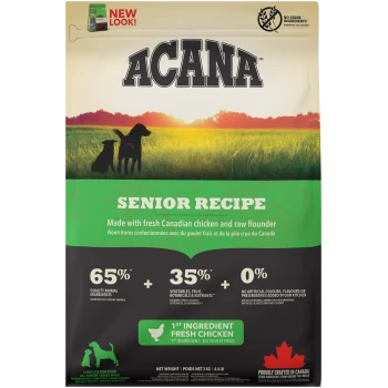 ACANA Senior Recipe Hundefutterbeutel mit zwei Hunden auf einem grasbewachsenen Feld bei Sonnenuntergang, der frisches kanadisches Huhn, rohen Flunder und keine Körner hervorhebt.