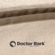 Gros plan d'un produit pour animaux de compagnie beige portant le logo "Doctor Bark" avec une silhouette de tête de chien, étiqueté "FABRIQUÉ EN ALLEMAGNE."