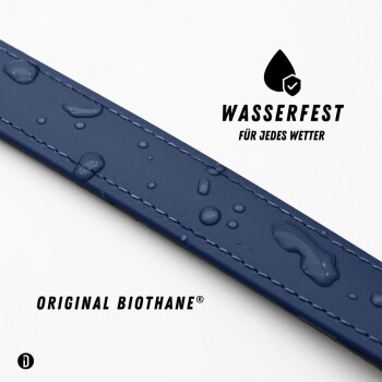 Eine Nahaufnahme einer dunkelblauen Haustierleine mit Wassertropfen auf ihrer Oberfläche, die ihr wasserdichtes Material und die Nähdetails zeigt.