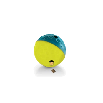 Balle de jouet interactive colorée pour animaux, moitié verte et moitié bleue, avec une petite friandise visible près d'un trou pour distribuer des collations.