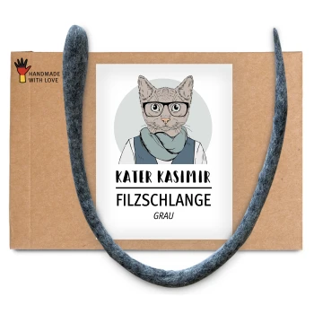Ein graues Filzschlangenspielzeug für Katzen, mit einem Etikett, das eine illustrierte Katze mit Brille und Schal zeigt, beschriftet mit "KATER KASIMIR FILZSCHLANGE GRAU."