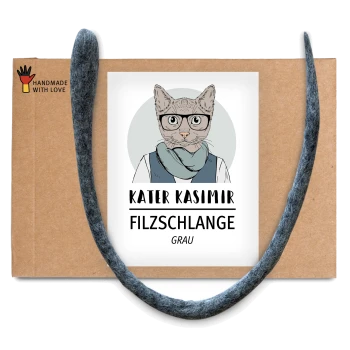 Ein graues Filzschlangenspielzeug für Katzen, mit einem Etikett, das eine illustrierte Katze mit Brille und Schal zeigt, beschriftet mit "KATER KASIMIR FILZSCHLANGE GRAU."