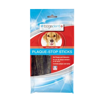Opakowanie dla Bogadent Plaque-Stop Sticks dla psów, prezentujące uśmiechniętego psa i wielojęzyczny tekst na temat zapobiegania płytce nazębnej.