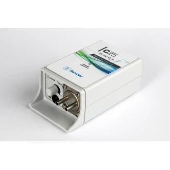 Ozonisierungsgerät mit der Bezeichnung "Sander Titan IC25", mit einem Steuerknopf und zwei Ausgängen, entworfen zur Ozonproduktion.