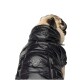 Ein Mops trägt eine glänzende schwarze Daunenjacke, mit einem Pfotenabdruck-Logo auf dem Rücken, von der Kamera abgewandt.