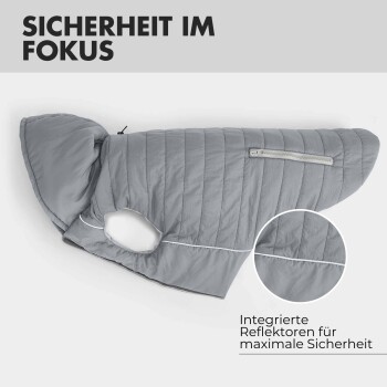 Ein Französischer Bulldogge in einer grauen, kapuzenbehangenen Daunenjacke mit Reißverschlusstaschen, mit Text über praktischen Stauraum.