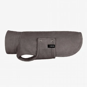 Ein Hund trägt einen weichen, grauen Fleece-Mantel mit hohem Kragen und einer Tasche und steht stolz vor einem schlichten Hintergrund.