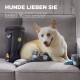 Eine gemütliche Couch-Szene mit einem Hund neben einem Plüschspielzeug-Puzzle und quietschenden Waschbärspielzeugen, mit dem Text "Hunde lieben Sie" deutlich sichtbar.