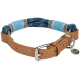 Hellbraunes Lederhalsband mit blauen geflochtenen Seil-Akzenten, silberner Schnalle und D-Ring, geprägt mit 'more' und rundem Metallanhänger.