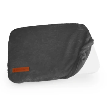 Eine weiche, dunkelgraue Haustierdecke mit einem braunen Lederetikett, auf dem 'SCHLITZOHR' in einer Ecke steht, ordentlich gefaltet.