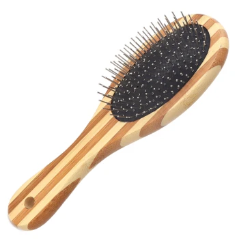 Eine Holz-Haustierbürste mit einem gestreiften Bambusgriff und einer schwarzen Gummibasis mit Metallborsten zum Grooming von Haustieren.