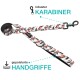 Eine bunte Haustierleine mit einem robusten Karabiner und gepolsterten Griffen, beschriftet mit "robuster KARABINER" und "gepolsterte HANDGRIFFE."
