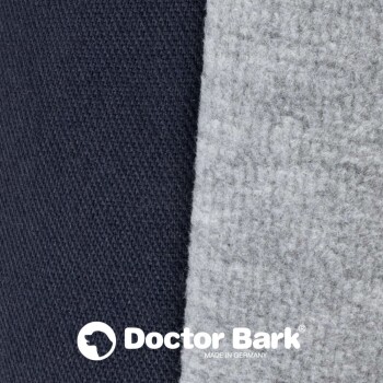 Nahaufnahme von zwei Stofftexturen, eine marineblau und eine hellgrau, mit dem Logo "Doctor Bark" deutlich am unteren Rand.