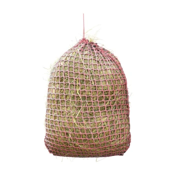 Ein Heuballen in einem roten Netz, geeignet für kleine Tiere wie Kaninchen oder Meerschweinchen.
