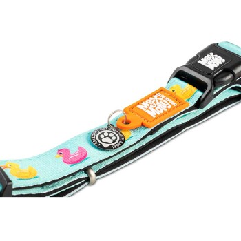 Aqua-Hundehalsband mit gelben und pinken Entenmotiven, schwarzer Schnalle, orangefarbenem Anhänger mit der Aufschrift "Meow Woof Woof" und rundem Anhänger mit der Aufschrift "Ich bin verloren! Bitte zurückbringen!"