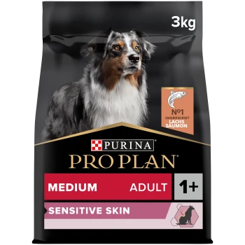Purina Pro Plan hondenvoer zak, 3kg, met een middelgrote hond. Labels geven aan 'Sensitive Skin' en 'No. 1 ingredient salmon.'