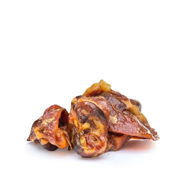 Ein Haufen getrockneter Tierleckerlis, die verschiedene Formen und Texturen auf einem weißen Hintergrund zeigen.