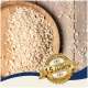 Zerkleinerte Haustierfutterzutaten auf einem Holzbrett, mit einem goldenen Abzeichen, das "15 Jahre" und "Beste Qualität" auf Deutsch angibt.