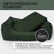 Ein entspannter Französischer Bulldogge in einem grünen Cord-Hundebett, mit "süße Träume" darüber und Symbolen für "Cord-Stoff", "Memory-Schaum" und "Rutschfest" darunter.