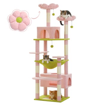 Ein bunter Katzenbaum mit drei Katzen: eine auf einer rosa Wolkenliege, eine in einer grünen Hängematte und eine auf einer rosa Plattform.
