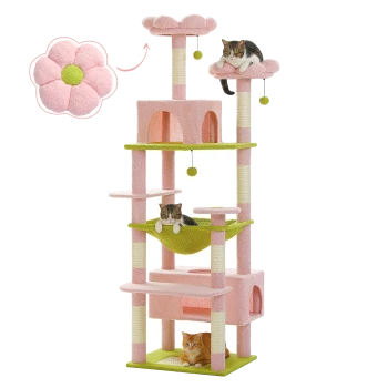 Ein bunter Katzenbaum mit drei Katzen: eine auf einer rosa Wolkenliege, eine in einer grünen Hängematte und eine auf einer rosa Plattform.